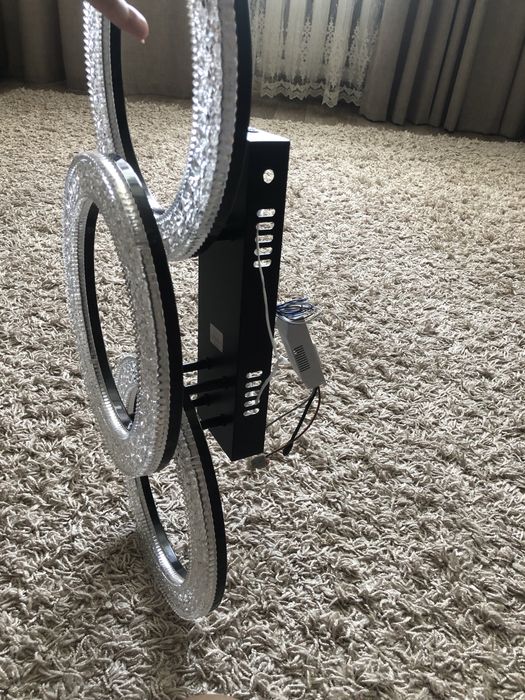 Продам новую люстрю.