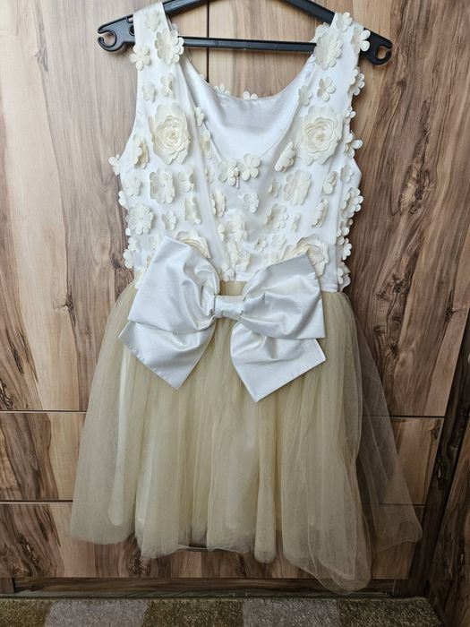 Продавам рокли за повод