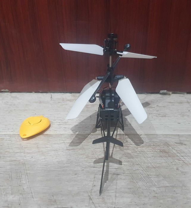 Хеликоптер с дистанционно и сензорно движение