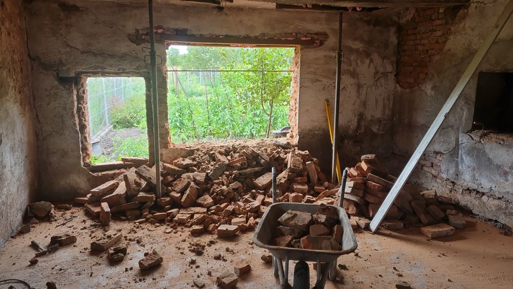 Executam lucrări de construcții interioare si exterioare