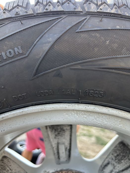 Лети джанти с нови гуми от Mitsubishi, размер 215/70/R16 100T M+S.