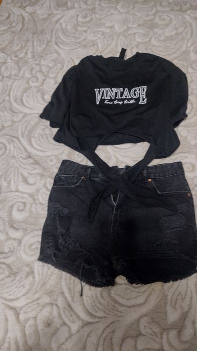 Tricou și pantaloni scurți de blugii