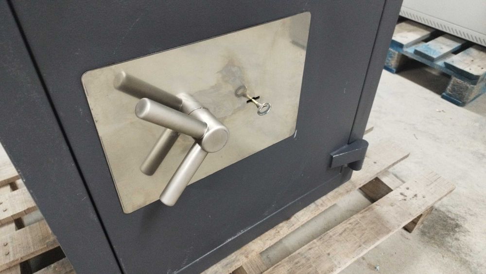 Стара метална каса VALBERG Bastion 80 - Метален сейф