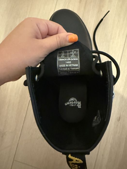 Bocanci Dr Martens negri , cu tinte argintii