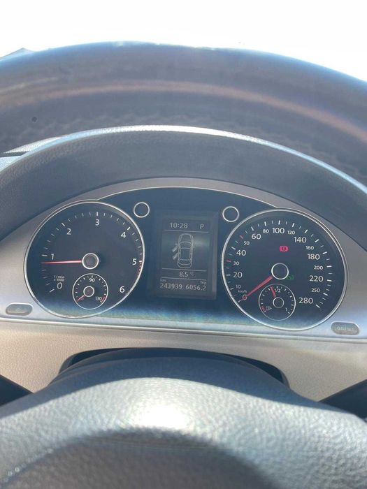 Vând Volkswagen Passat CC, an 2011, culoare neagră, cutie automată DSG, mașină elegantă și confortabilă,