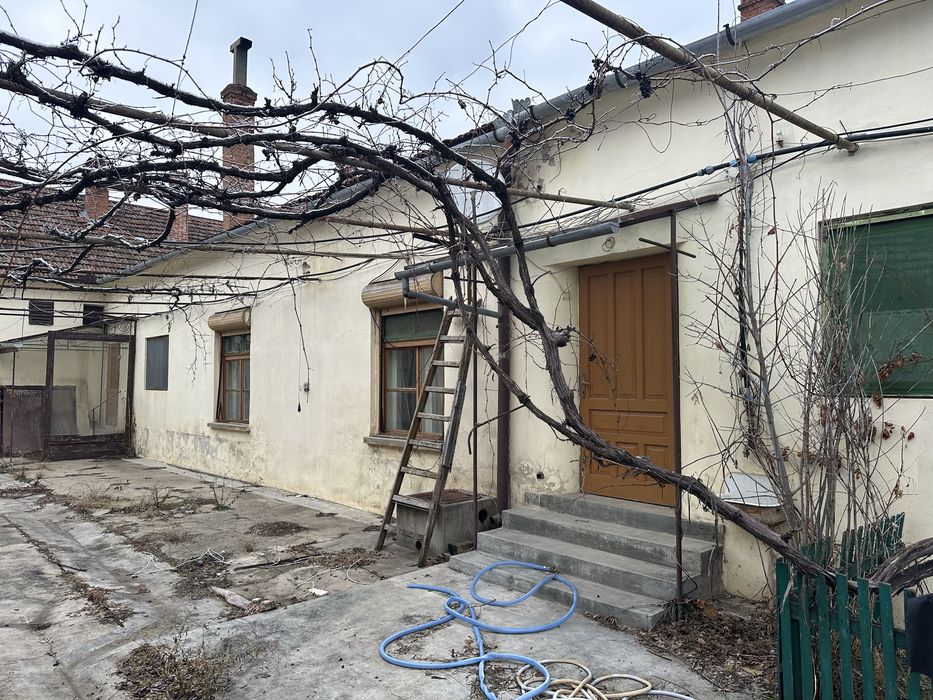 Casa de vanzare cu gradina si curte comuna