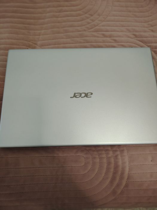 Vând laptop Acer aspire 3 generație 11 foarte puțin folosit.