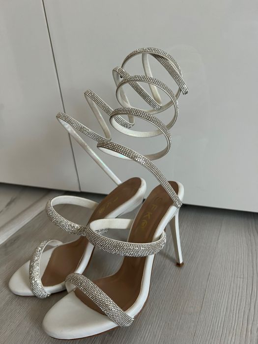 Сандали с тънък ток