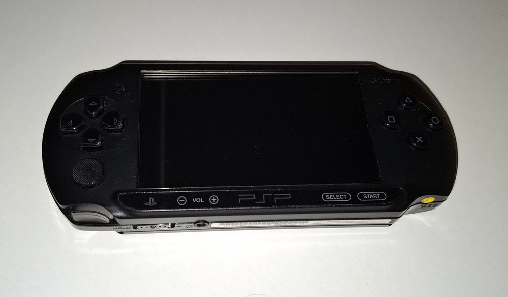 PSP Sony E1004 funtional + modat + jocuri incluse