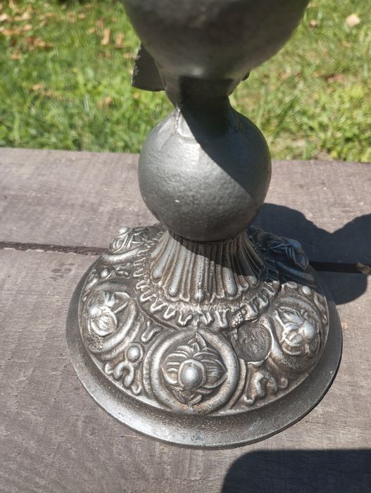 Метална статуетка птица