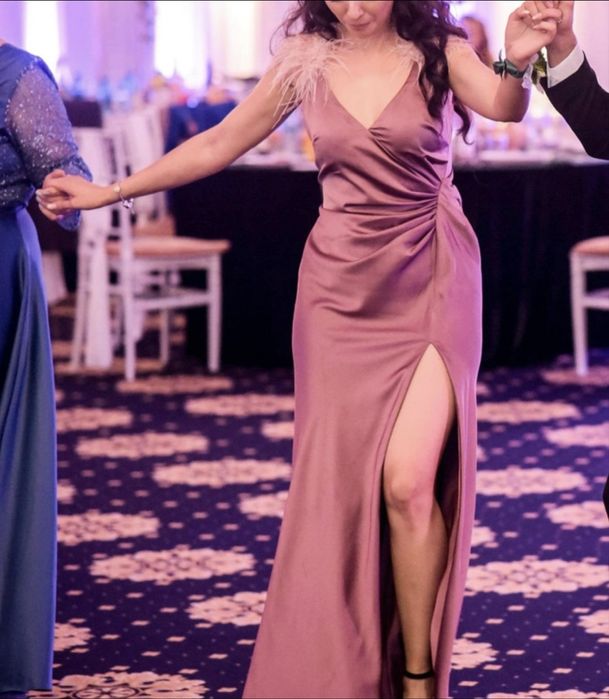 Rochie cu pene eleganta de seara