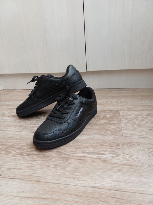 Продам кроссовки новые оригинальные весна-осень  покупал в Америке