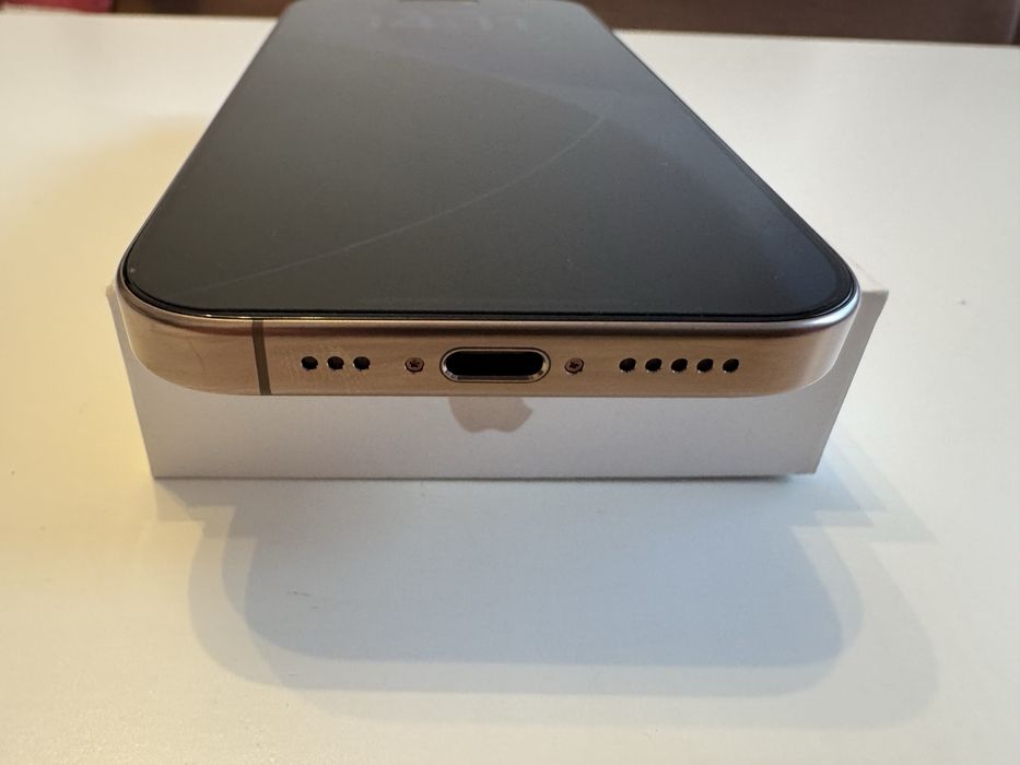 Ca nou iphone 16 pro cutie cablu