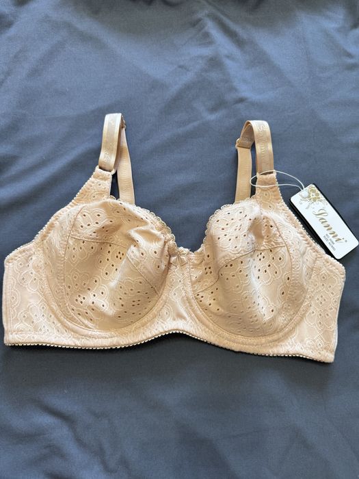 Бюстгальтеры.