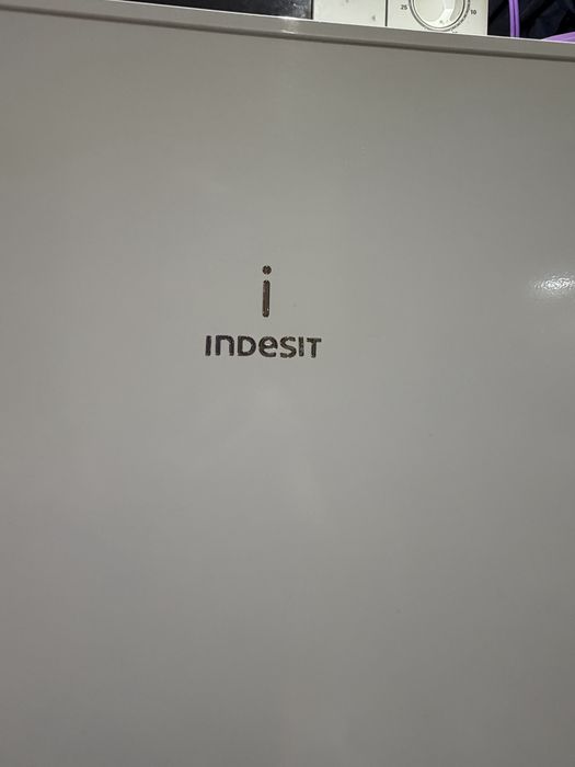 Продам холодильник Indesit