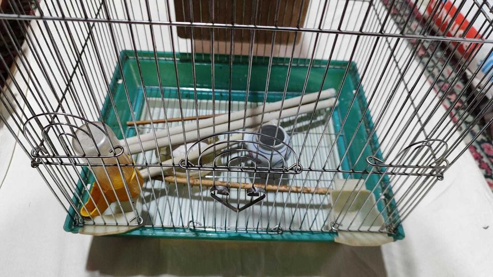 Продам клетку для попугаев с гнездом