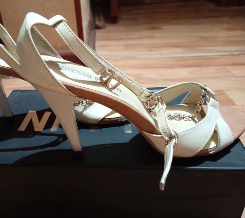 Женская обувь : босоножки и туфли