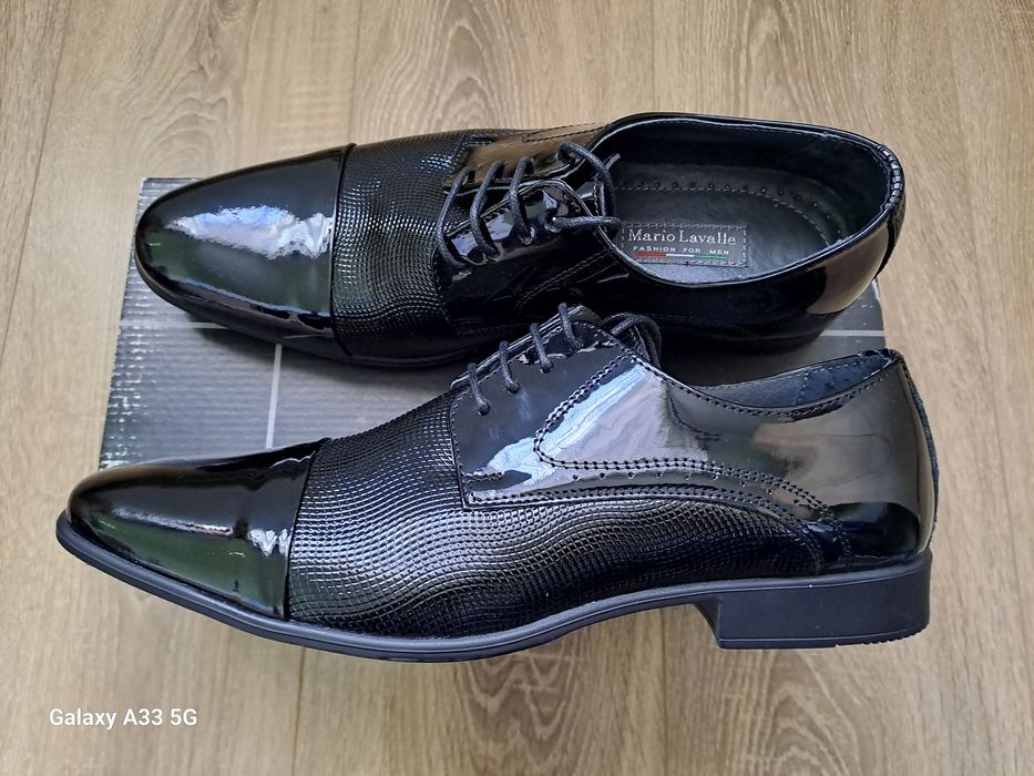 Vând pantofi noi din piele naturală pentru bărbați. 
Brand: Mario Lava