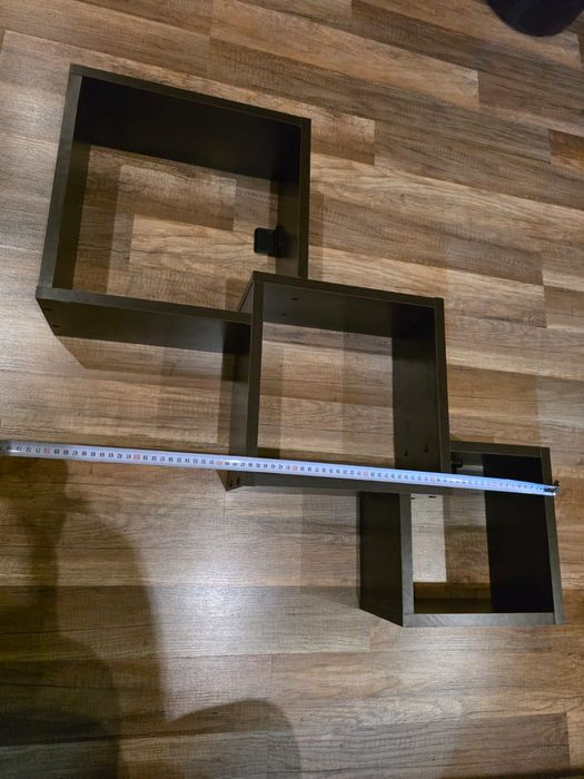 Продавам рафт за стена