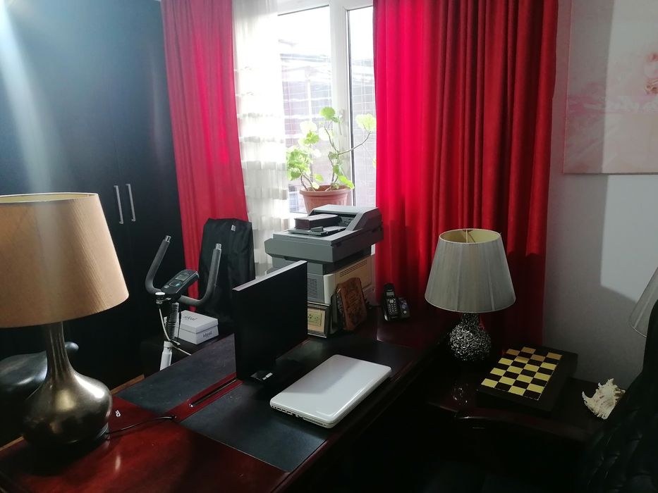 Închiriez casa la curte