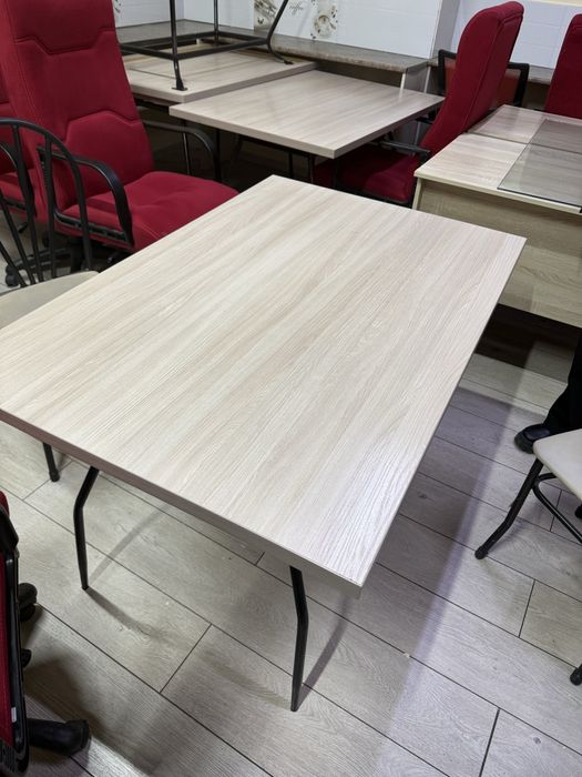 Столы и стулья в коплекте продаются по хорошим ценам