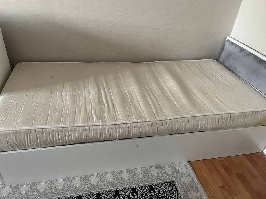 Кровать белая продам