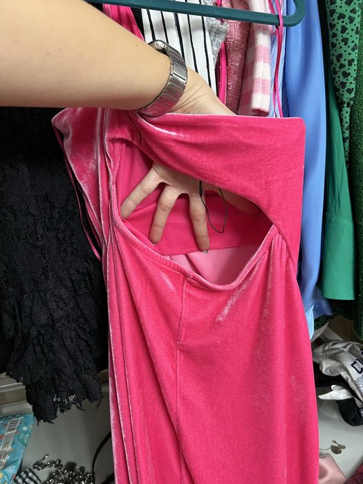 Кадифена рокля с една презрамка М