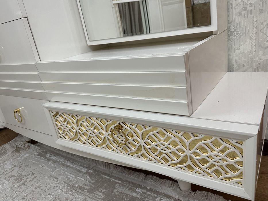 Шкаф и туалетный столик