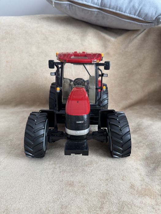 Красный трактор с кнопкой