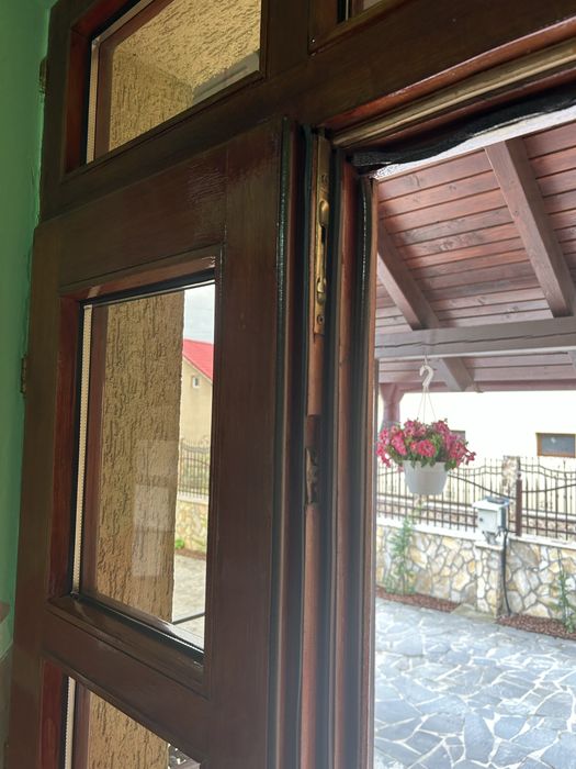 Ușă de intrare din stejar masiv, cu parte laterală și superioară vitrate, fara toc