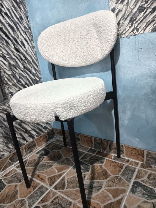 Vând scaune cu schelete de fier