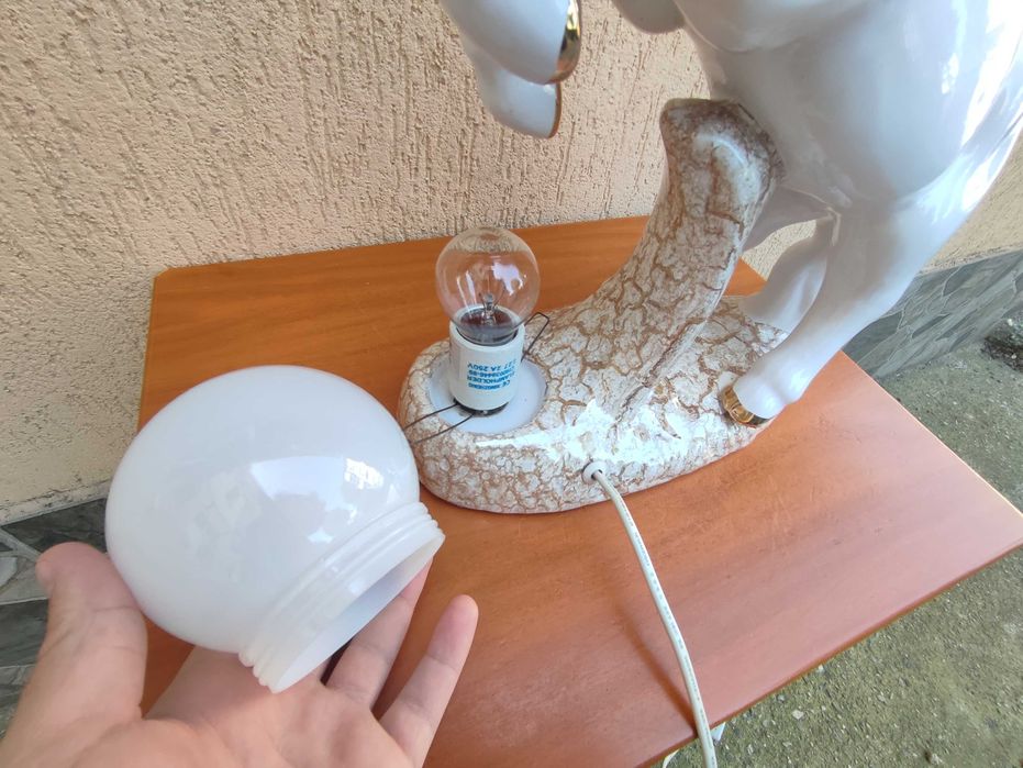 Lampa cal de portelan