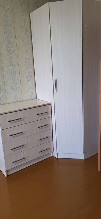 Продаю угловой шкаф и комод.