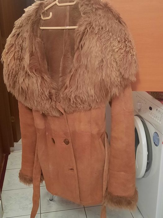 pardesiu  din lana negru, rosu ,pelerina mustar,  cojoc Sachira  dama