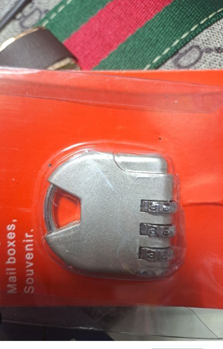 Продам чемодан с сумкой