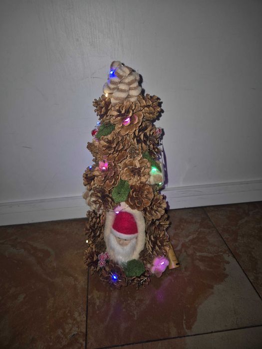 Малка коледна елхичка от шишарки