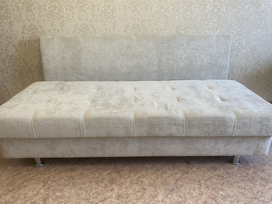 Продам диван белый