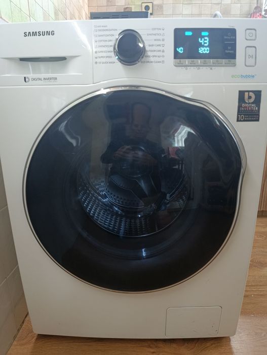 Продавам комбинирана пералня със сушилня Samsung