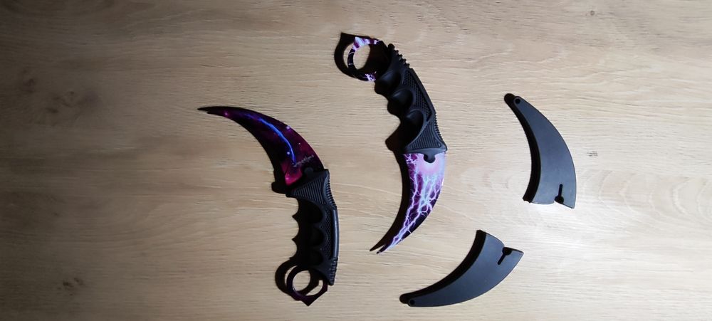 Vand karambit de jucarie!
