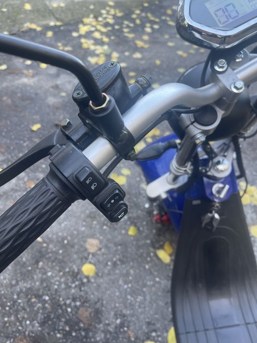 Scuter electric albastru