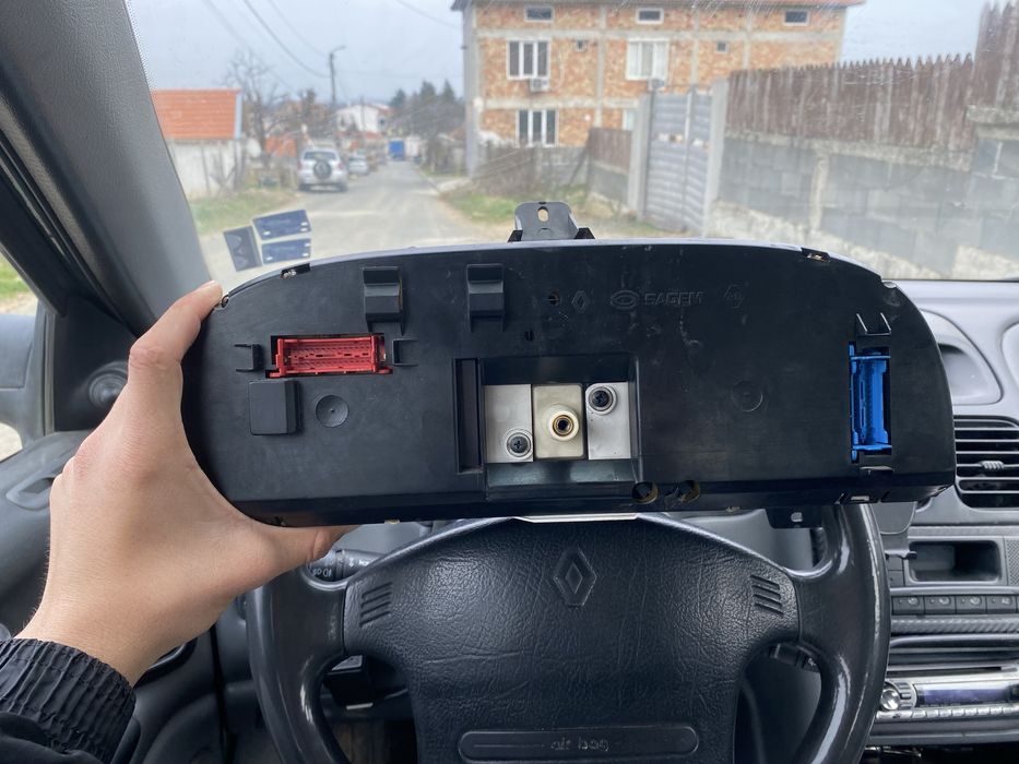 Продавам километраж за Рено Лагуна 1 1994 година бензин