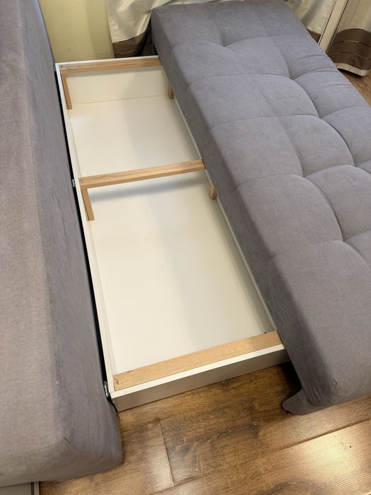 Разтегателен диван + възглавници