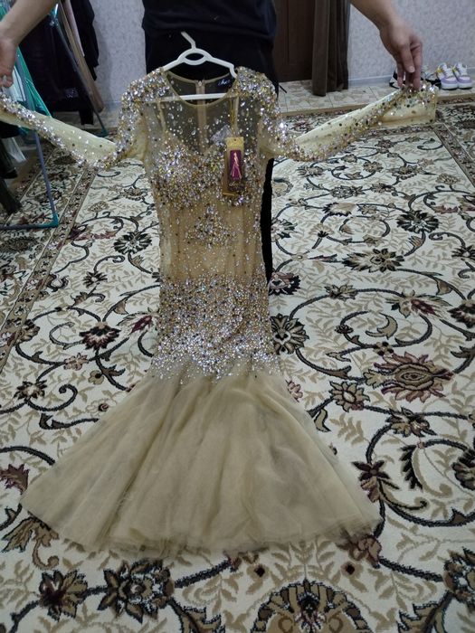 Vecherniy ko'ylak sotiladi