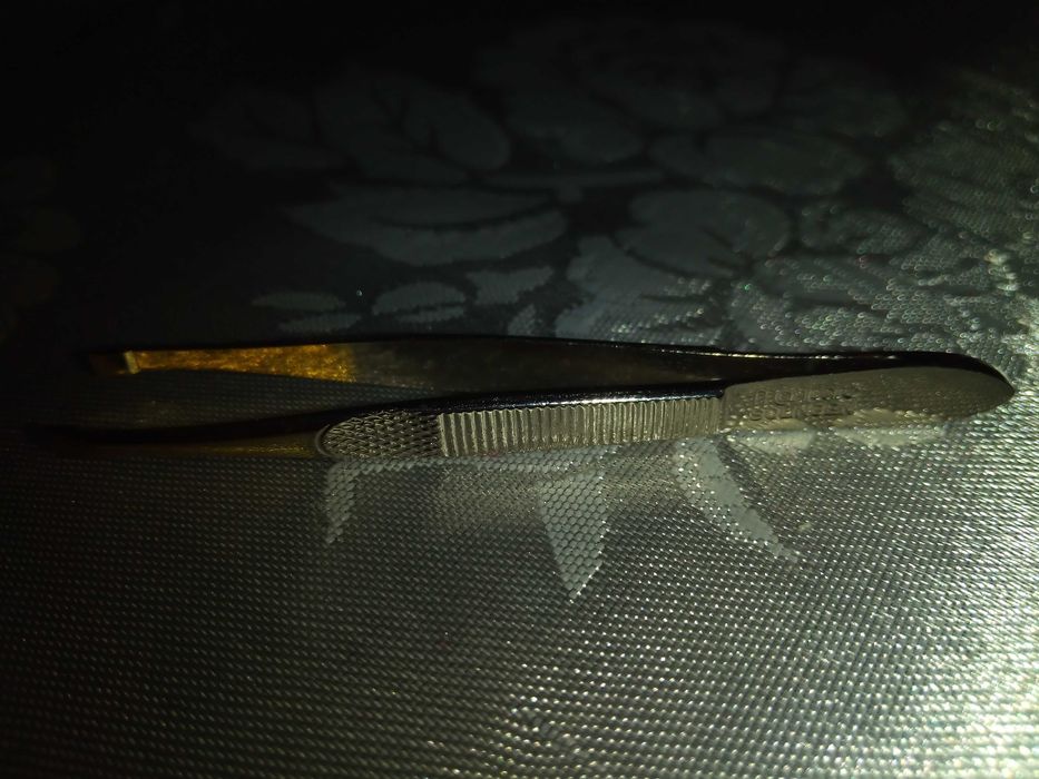 Penseta Monicare Solingen cu varf tesit , placat cu aur .