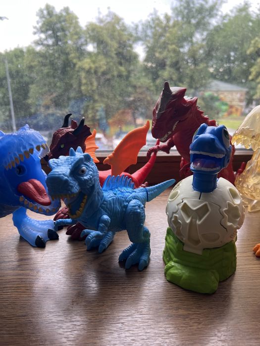 Продам игрушки динозавры