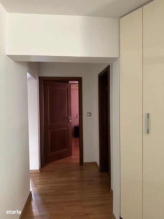 Apartament cu 3 camere, balcon și parchet din lemn