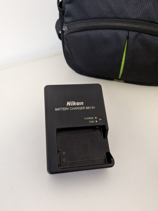 Nikon D3100 DSLR Obiectiv 18-55mm in stare foarte buna cu Geanta și toată accesoriile