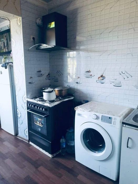 Продаётся 3 комнатная квартира состояние  хорошее 1 мкр 4 этаж  без ма