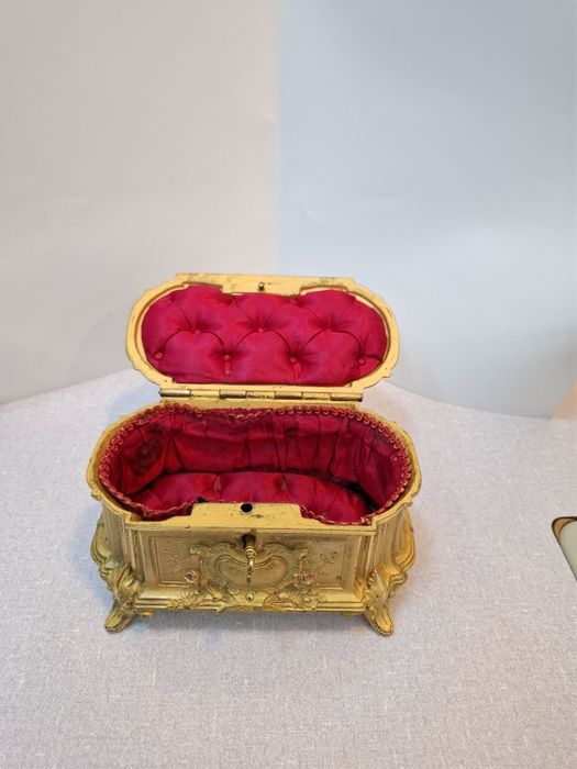 Винтидж кутия за бижута