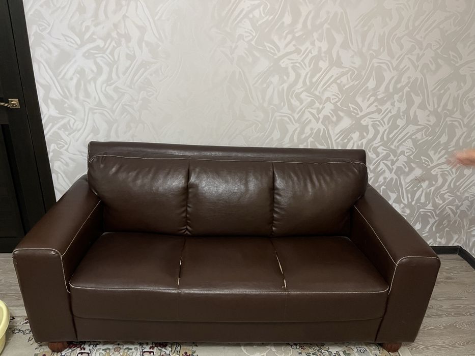 Коженный диван с кресломи